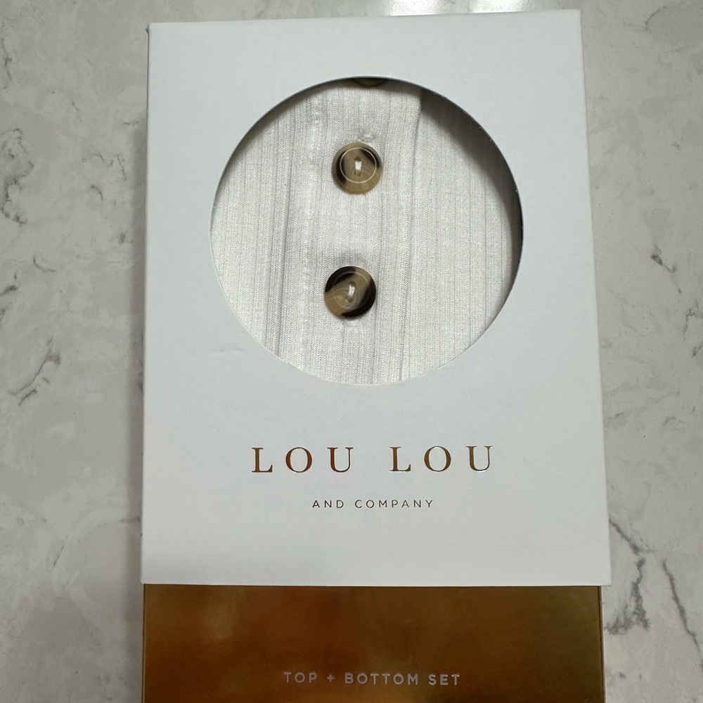Lou Lou & Company Top+Bottom Set
Size 3-6 Month